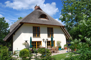 Ferienhaus auf Rügen kaufen - Hier: Ein Traum unter Reet mit Außenpool