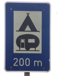 Regenbogencamp Göhren - Hier: Verkehrsschild/Wegweiser zum Campingplatz in 200m