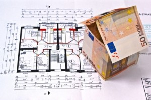 Kapitalanlage Immobilien - Hier:  Grundriss mit Papierhaus aus Geldscheinen
