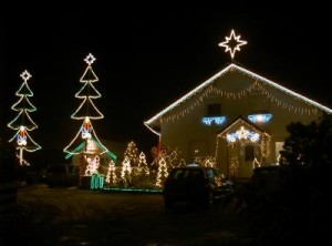 Haus auf Rügen im Beleuchtungsstress - Hier: Ein weihnachtliche geschmücktes Einfamilienhaus