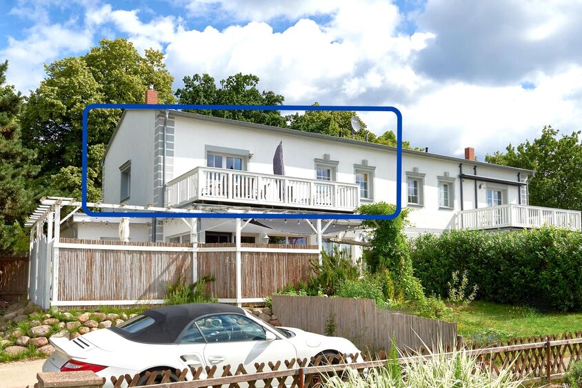 Rückseite mit Balkon