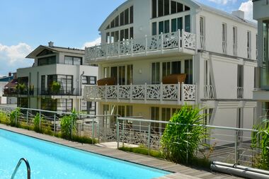 Exklusive 4-Zimmer-Wohnung mit Pool und Tiefgarage